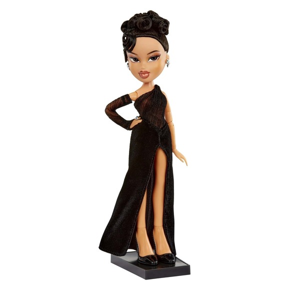 Bratz x Kylie Jenner Night Fashion Doll with Evening Gown, Pet Dog, and Poster - Picture 4 of 6